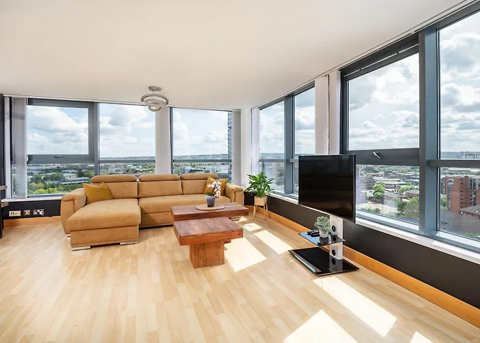 Large Central Penthouse In Leeds