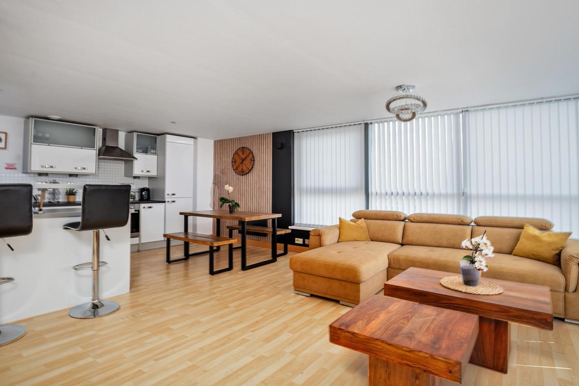 Large Penthouse In Leeds Apartment *